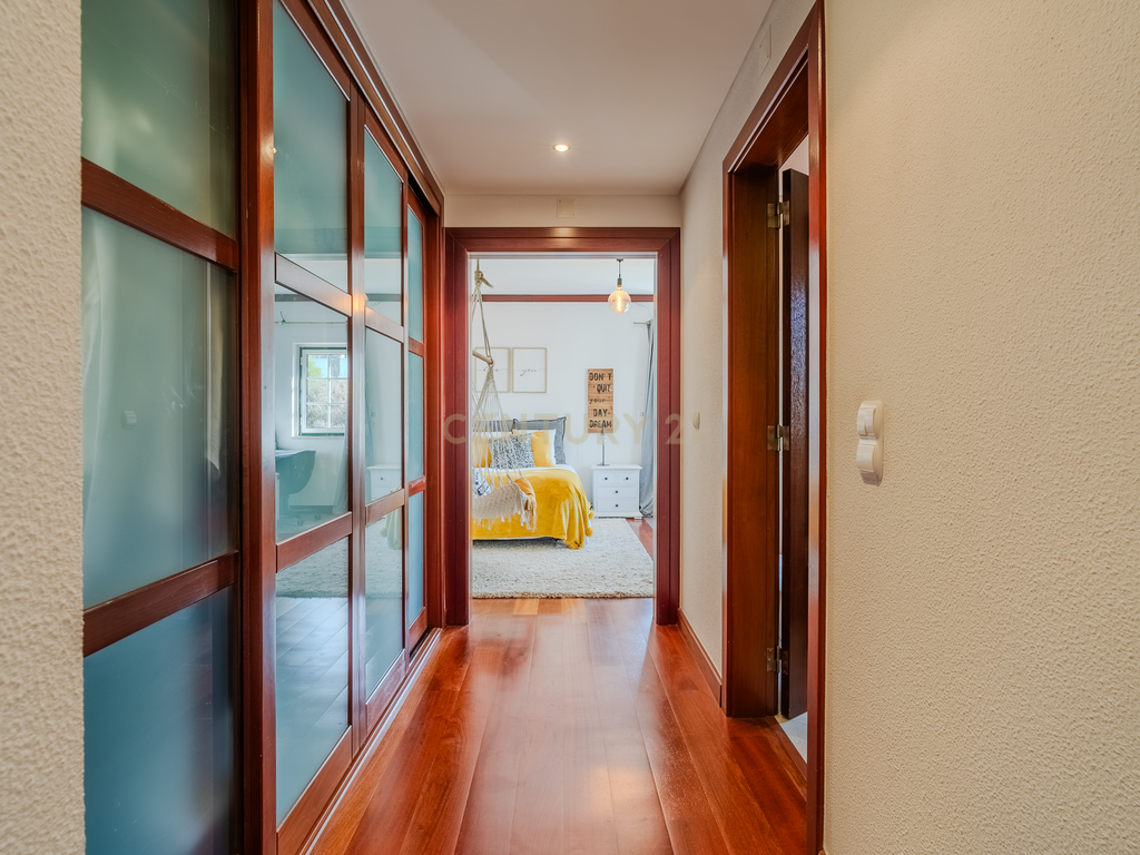 Luxuosa Moradia Isolada com jardim Privado na Venda do Pinheiro - Image 18